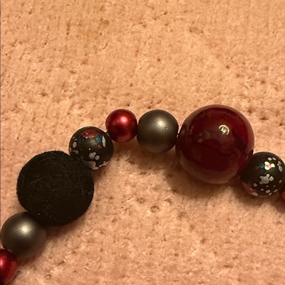 Elegant Beaded Bracelet with Gold Accents - Picture 5 of 9